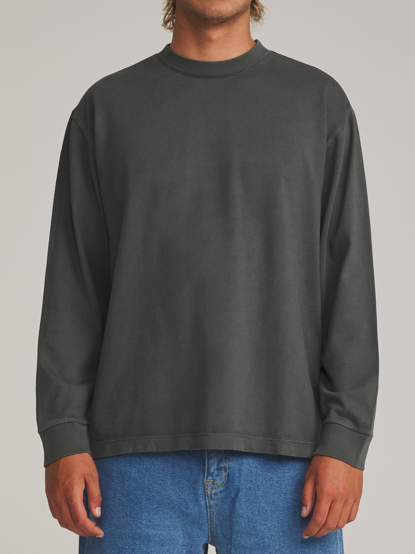 Katin fa26 basic knits box fit ls tee black vintage wash on model 01 front