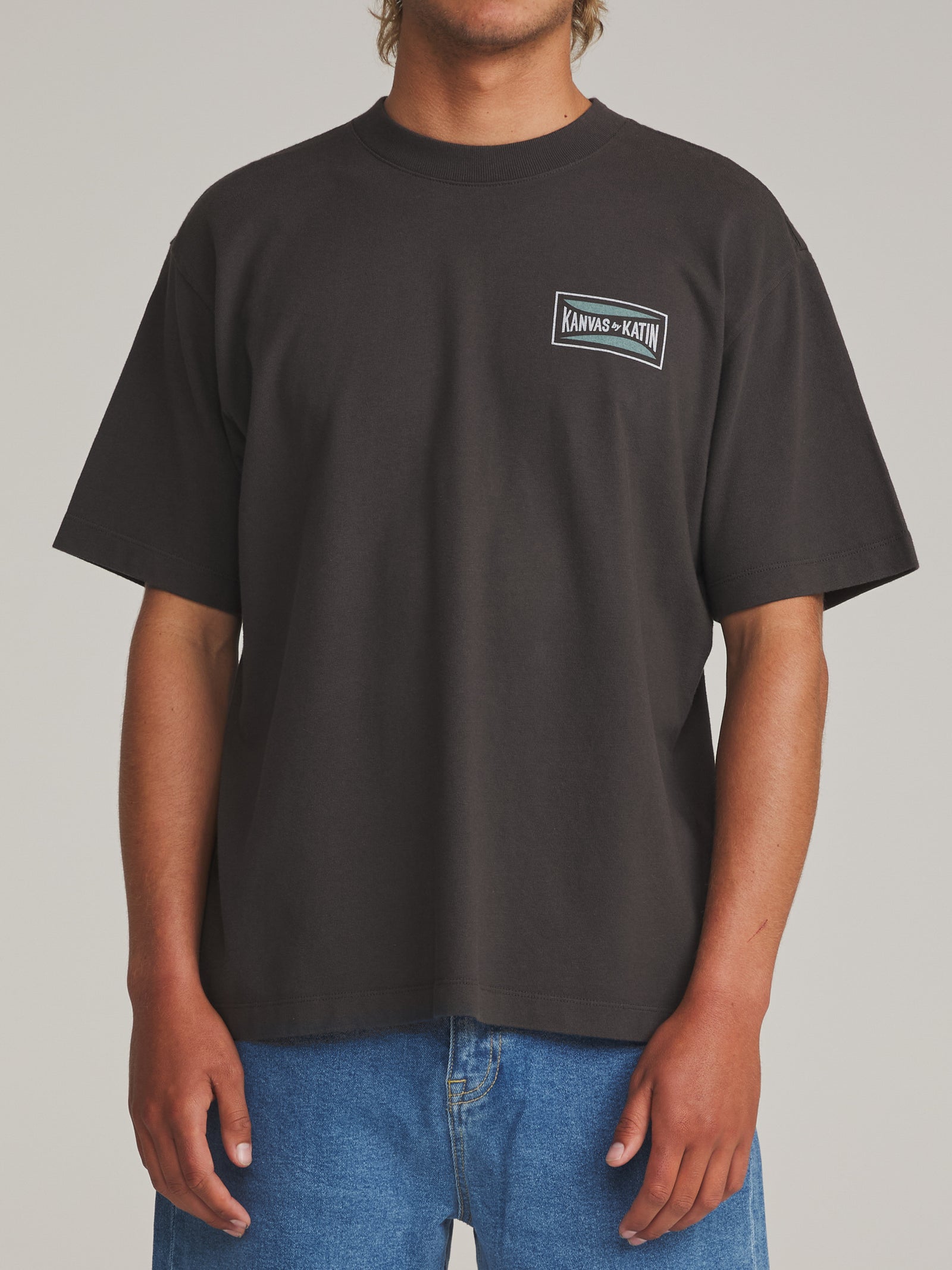 Katin fa26 graphic ss tee scrubber box fit tee black vintage wash on model 01 front