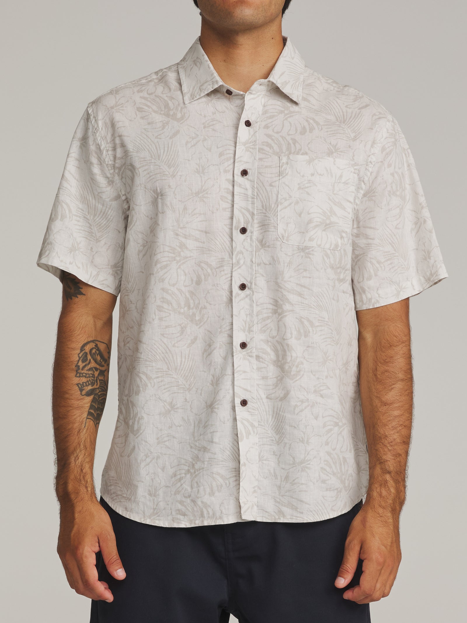 Katin fa26 shirts moco shirt birch on model 01 front