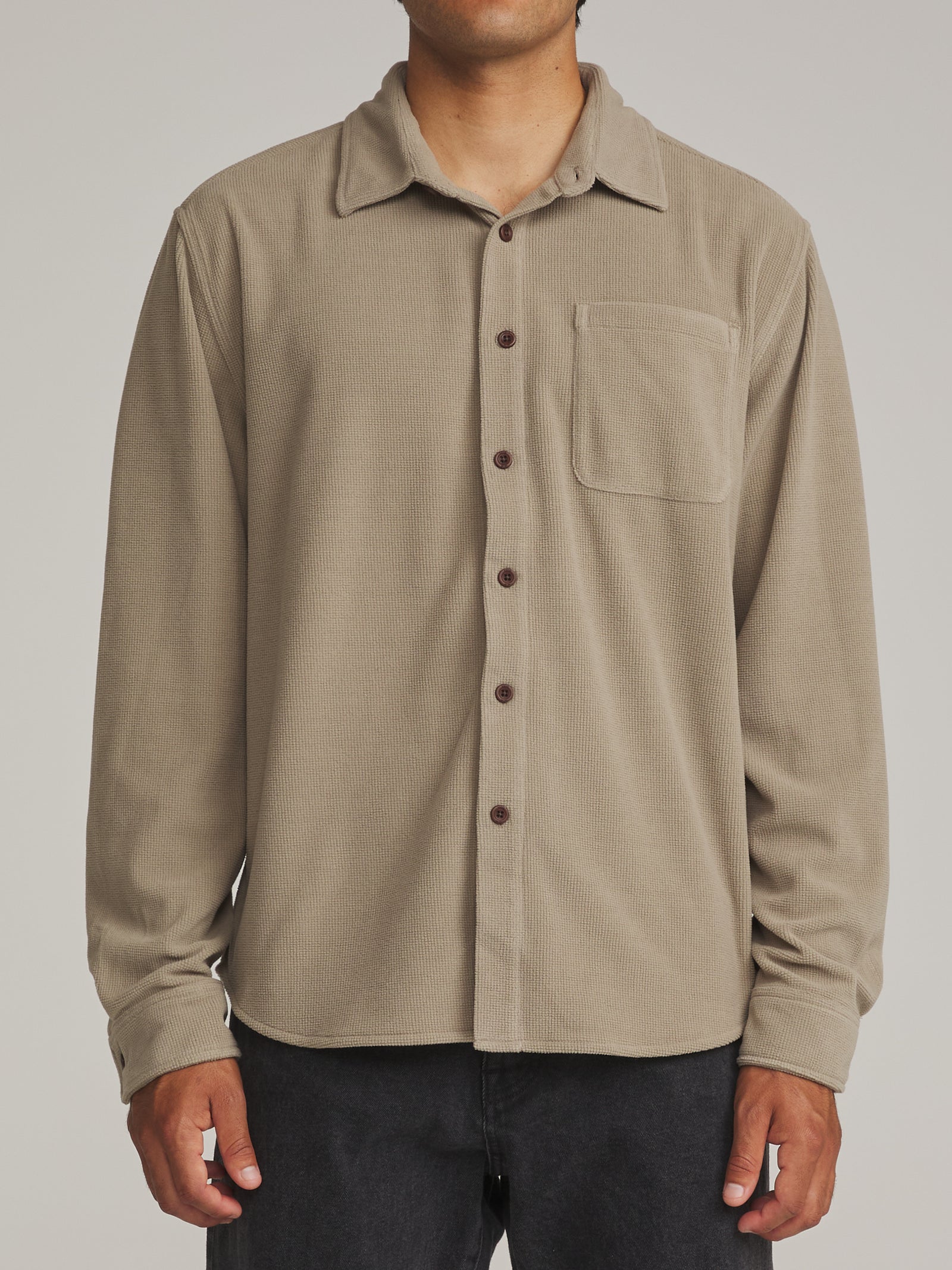Katin fa26 shirts roland shirt khaki on model 01 front