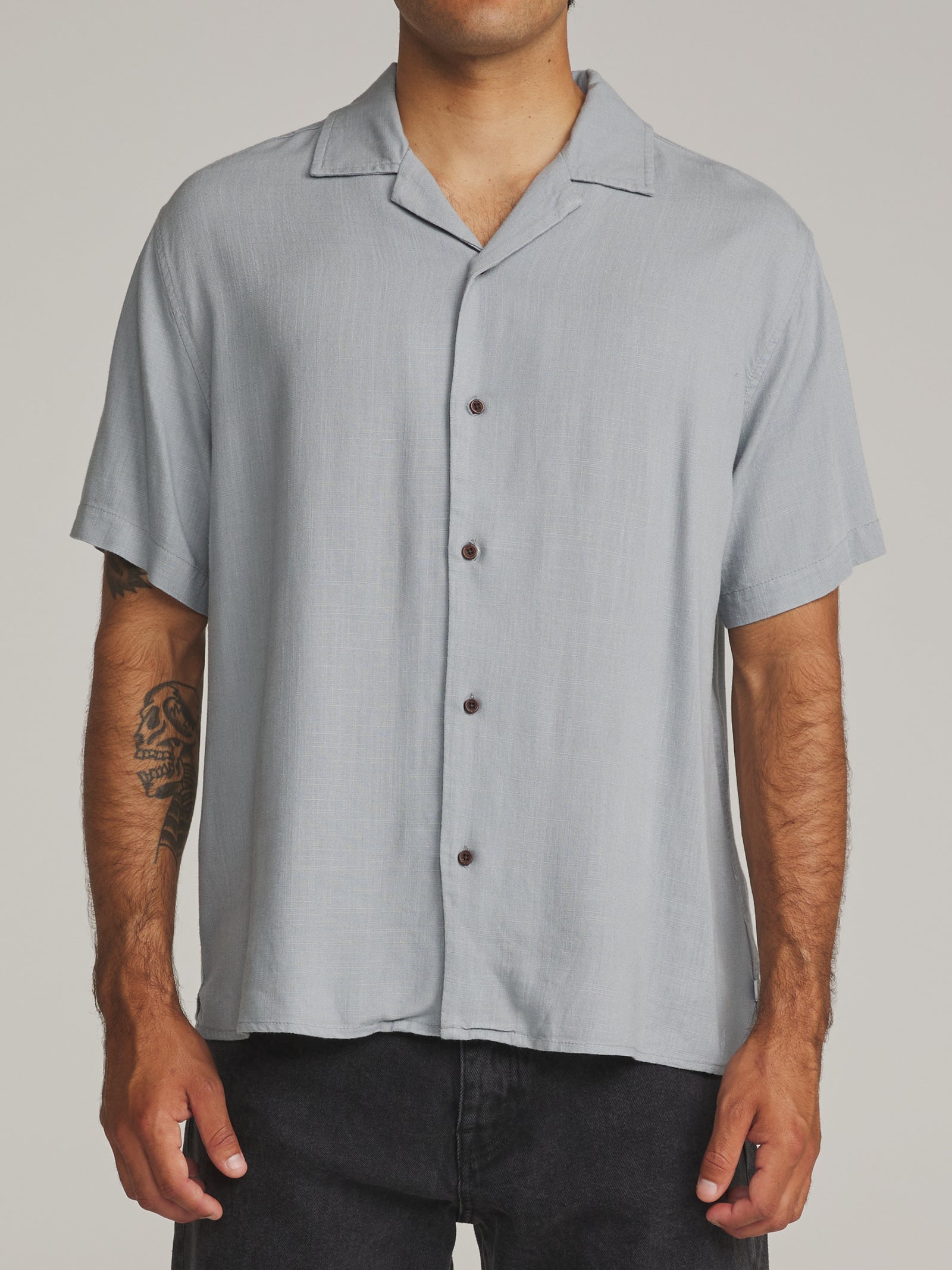 Katin fa26 shirts teller shirt gray blue on model 01 front